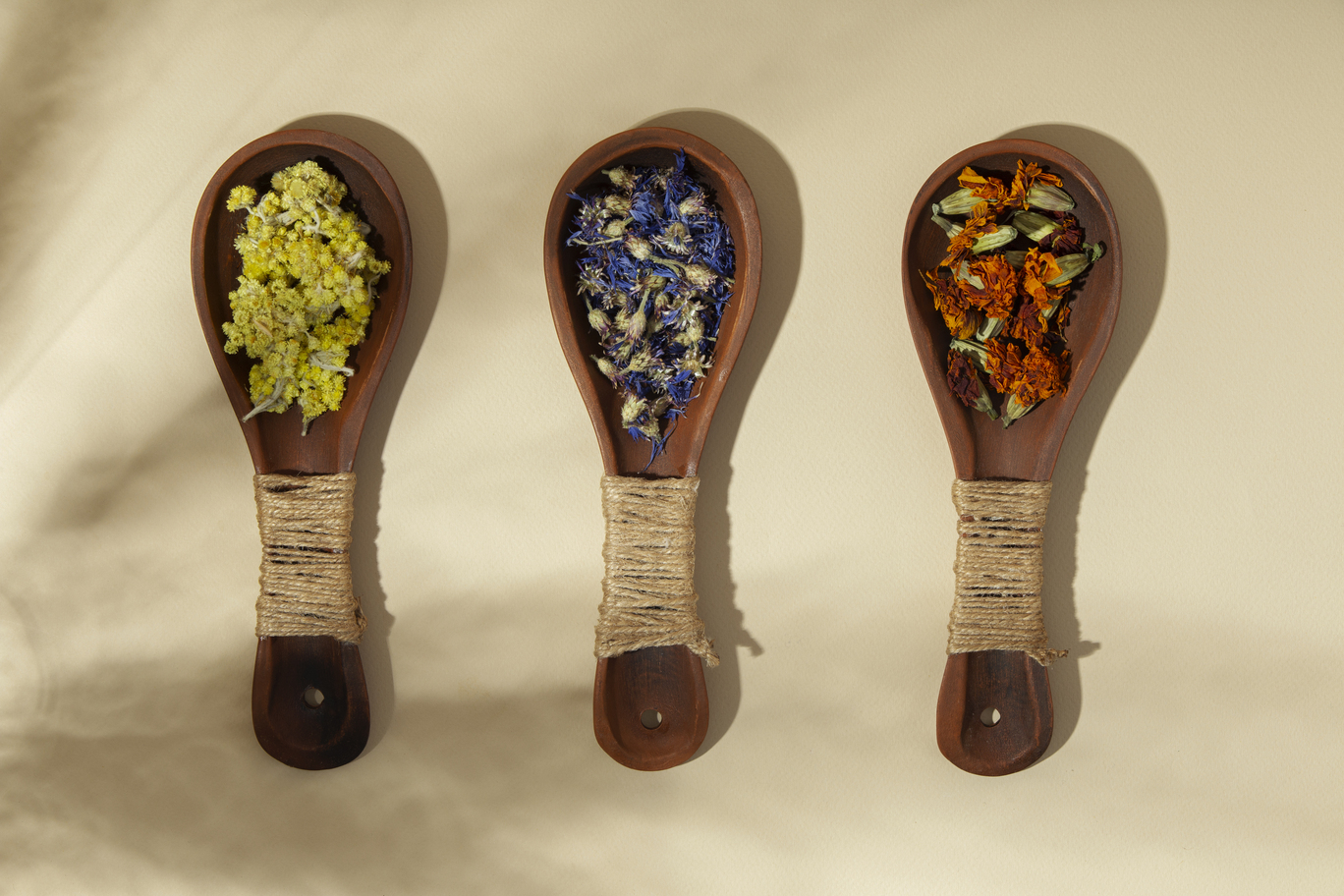 Persona relajada en casa usando productos naturales para el estrés, infusión de hierbas y aceites esenciales en un ambiente tranquilo